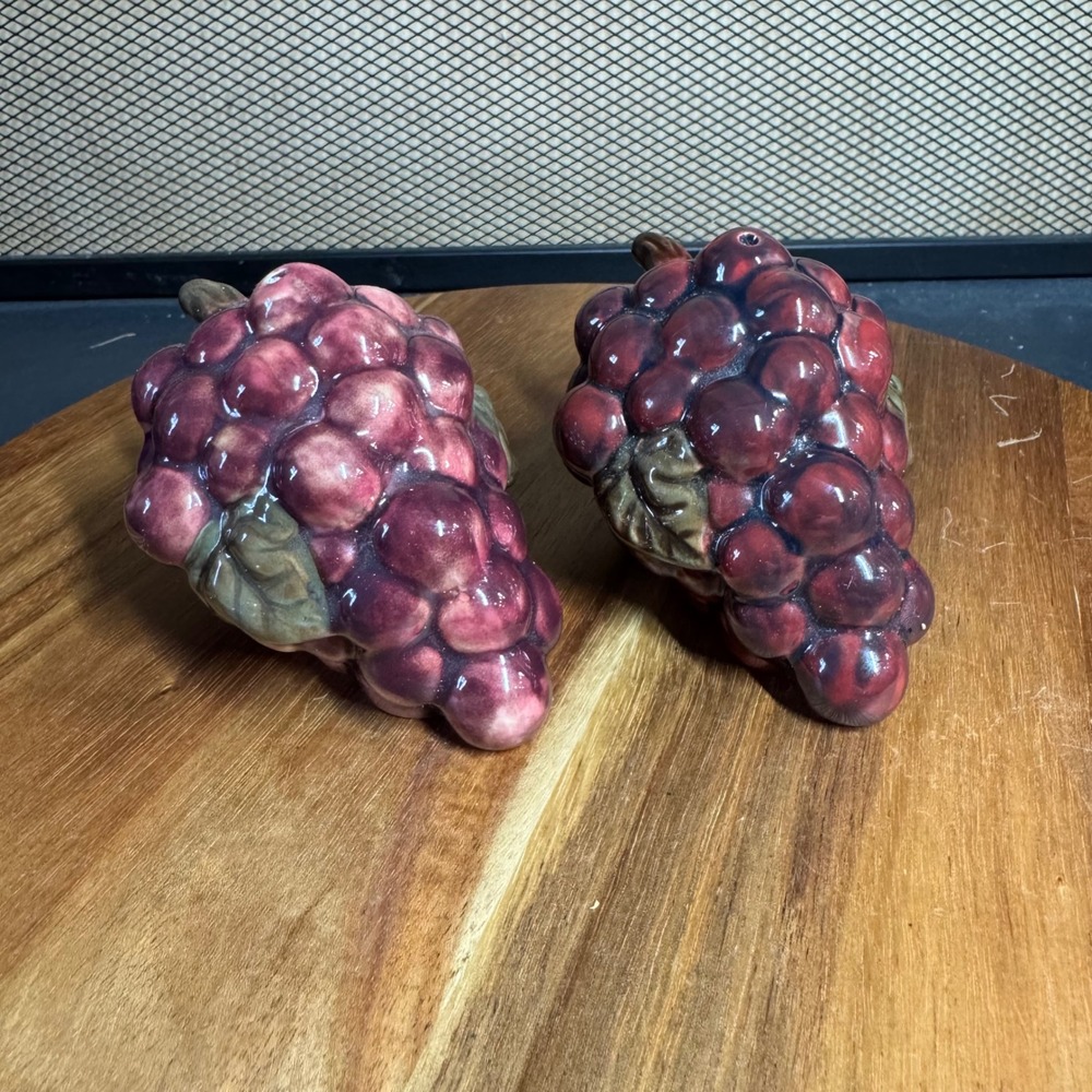 Vintage Ceramic Purple Grape Cluster Salt and Pepper Shaker Set Hand Painted